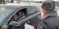 Автоинспекторы поздравили водителей, которые в течение всего года строго соблюдали ПДД - Заинск-информ