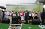 В Заинске активные участники программы «Наш двор» получили благодарственные письма