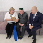Депутат Госсовета РТ Рияз Комаров навестил пожилого заинца, который живет в приемной семье